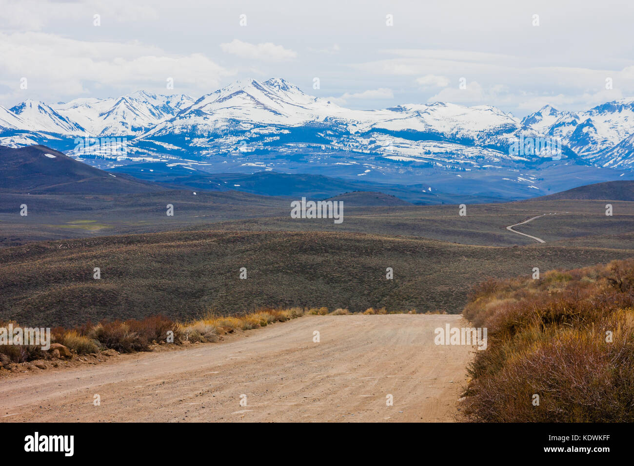 Una strada sterrata attraverso la sierra orientale delle montagne Foto Stock