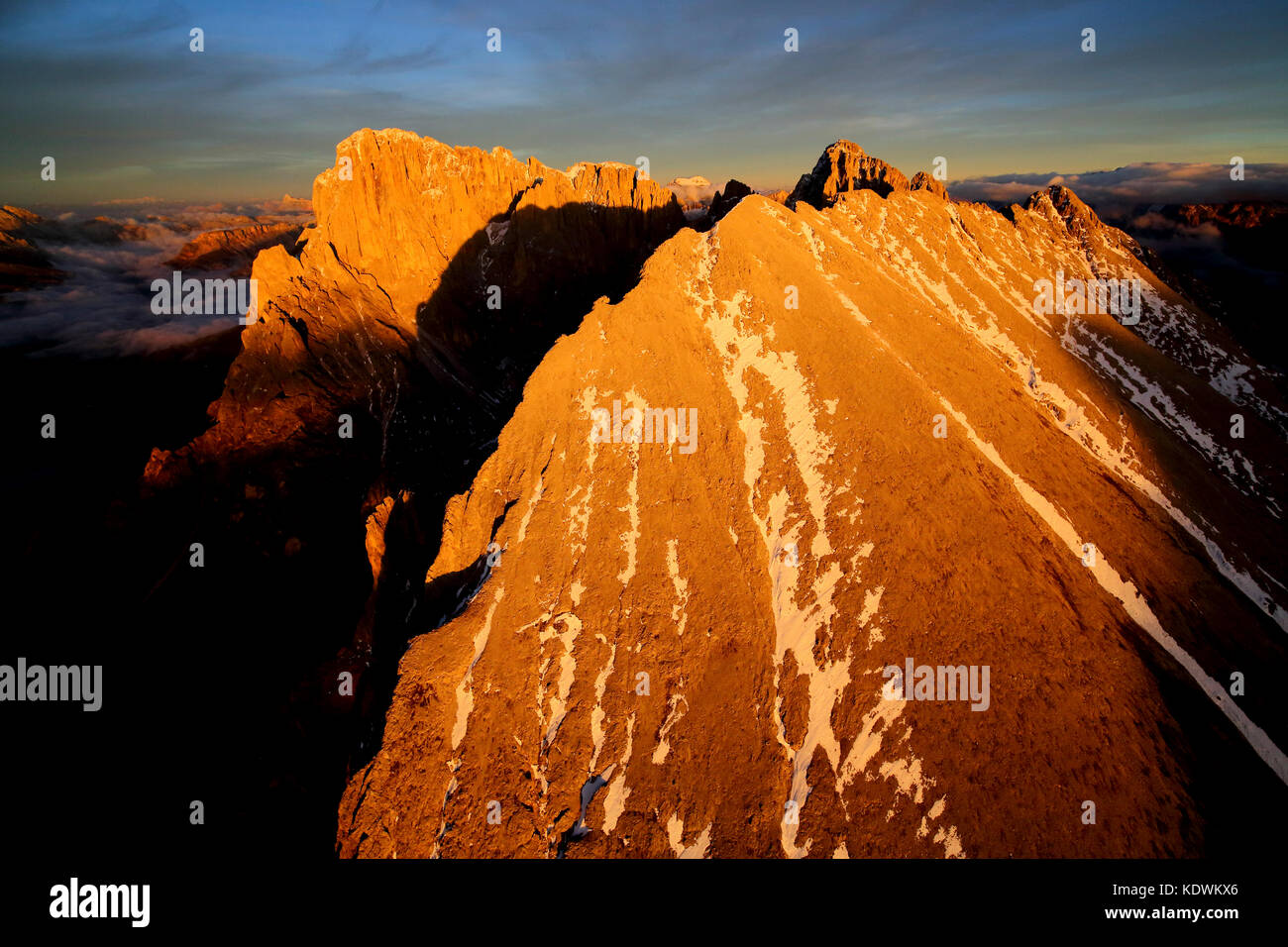 Riprese aeree del Sassolungo e Sassopiatto al tramonto. gruppo sella val gardena dolomiti trentino alto adige italia Europa Foto Stock