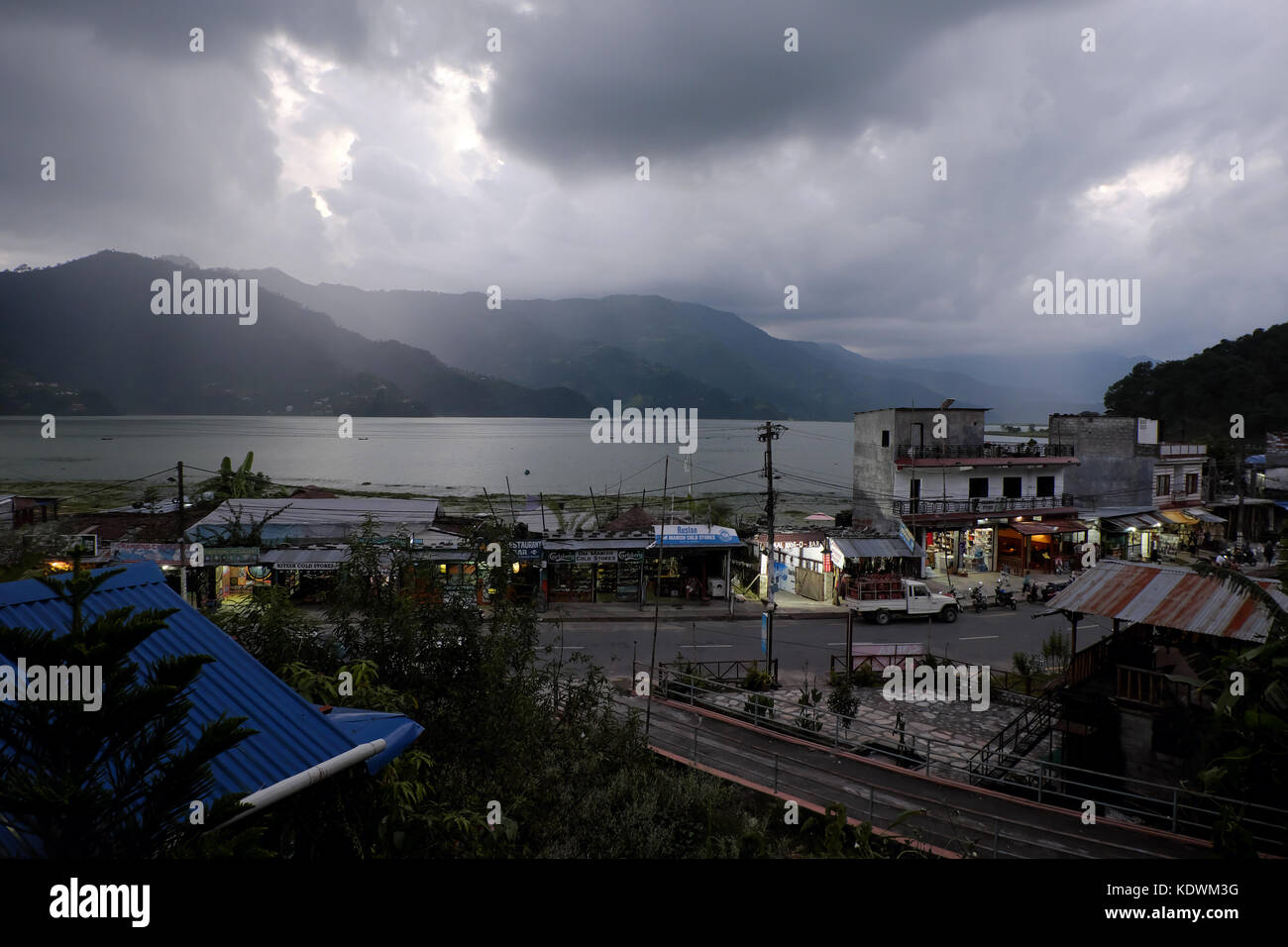 Nepal. pokhara - 30 settembre 2016 : vista del lago del nord a Pokhara dal balcone dell'hotel, di fronte alla tempesta. pokhara seconda più impor Foto Stock