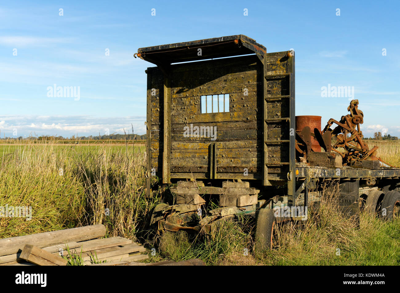 Antica fattoria di macchine su un carro di legno a Isola Westham Herb Farm, Sud Delta, BC, Canada Foto Stock