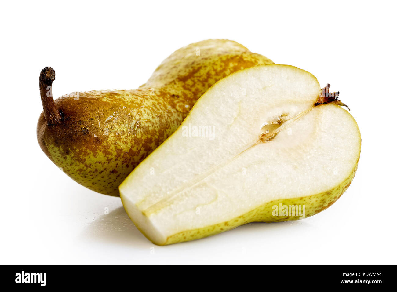 Unico abate fetel pera accanto a una metà di pera isolato su bianco. Foto Stock