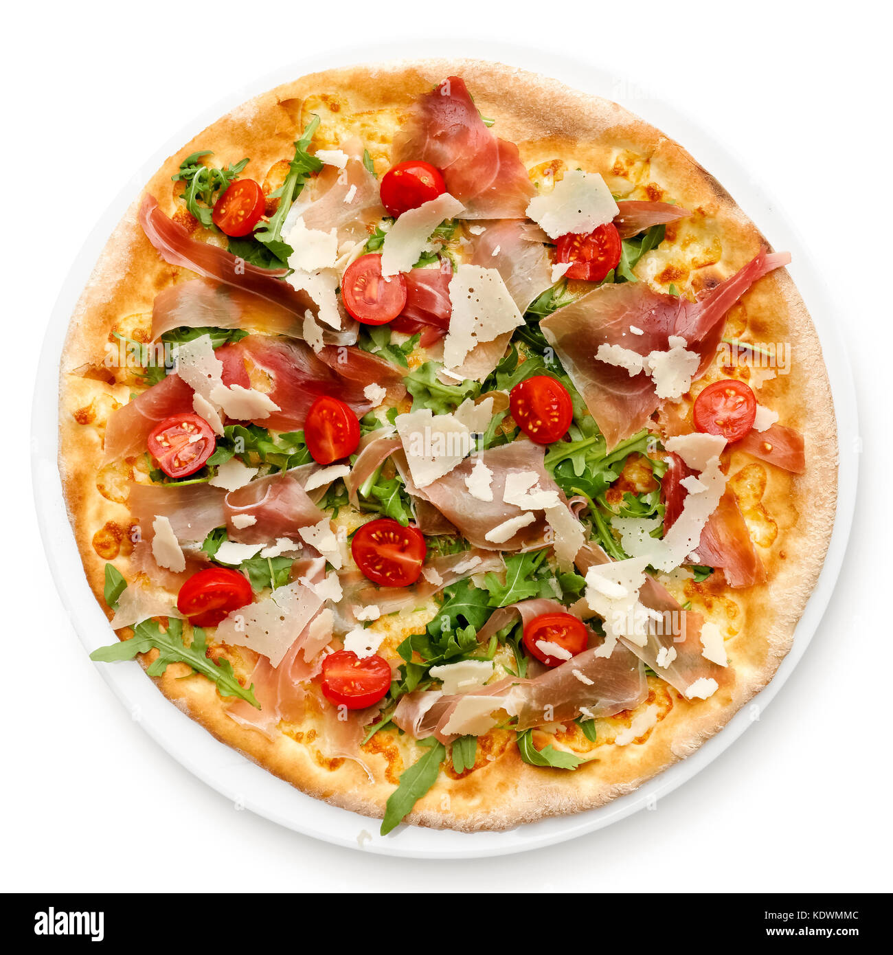 Il prosciutto pizza con pomodori ciliegini e rucola isolato su bianco dal  di sopra Foto stock - Alamy