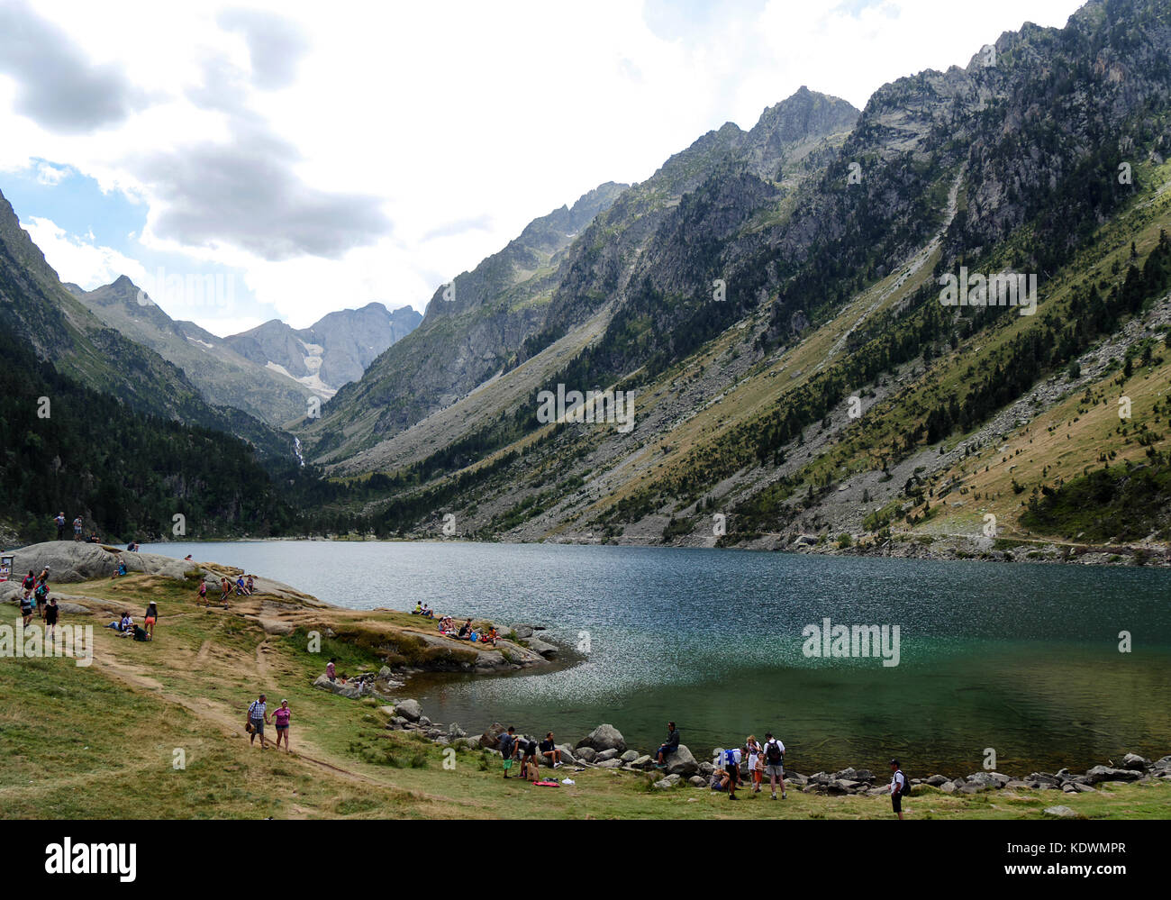 Una vista del lago di Gaube tra le montagne dei Pirenei Foto Stock