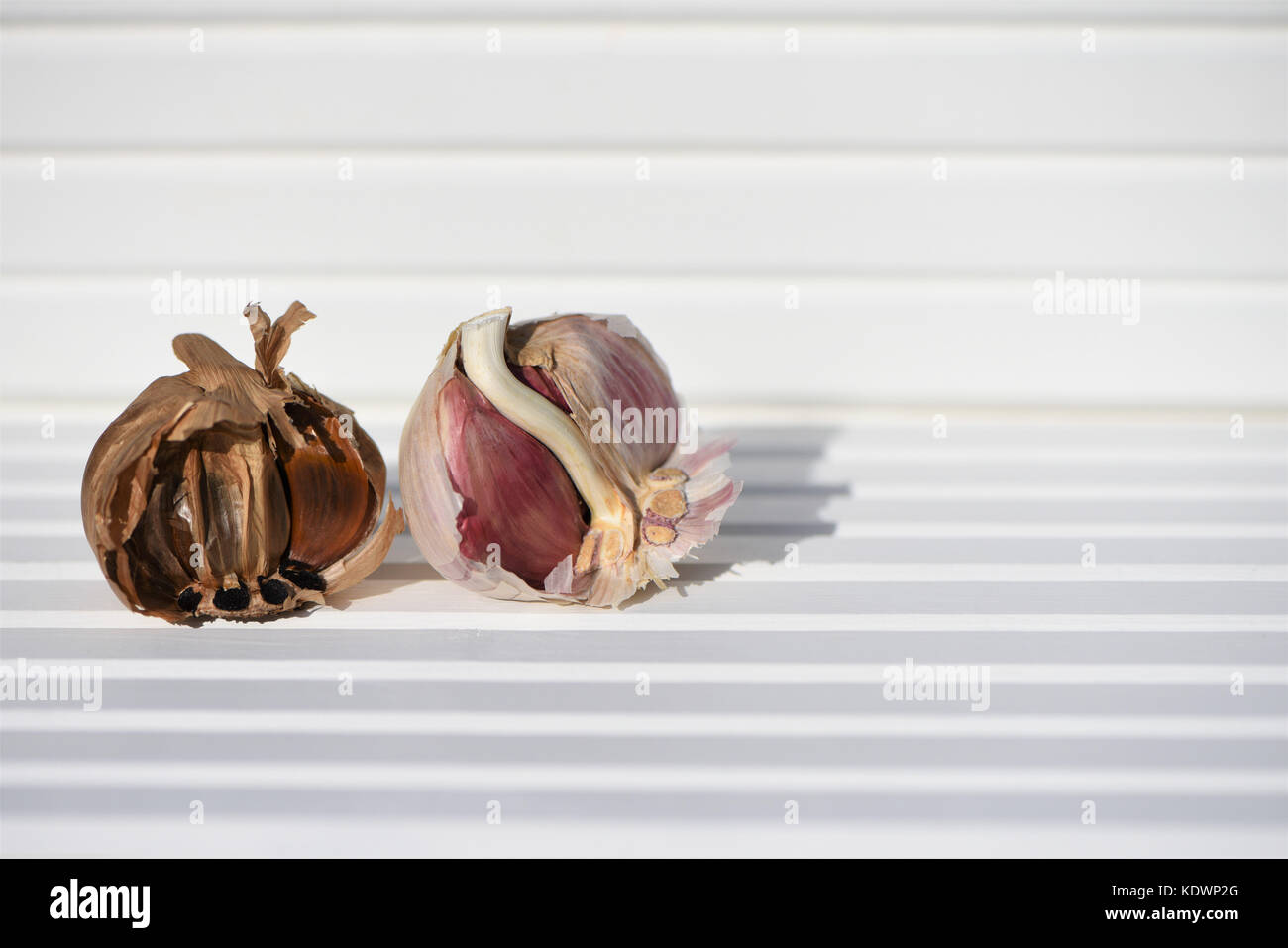 Fotografia di cibo di immagini in bianco e nero aperto BULBO Aglio e chiodi di garofano di aglio preso al sole con legno bianco e lo sfondo sulla costa Sud Inghilterra REGNO UNITO Foto Stock