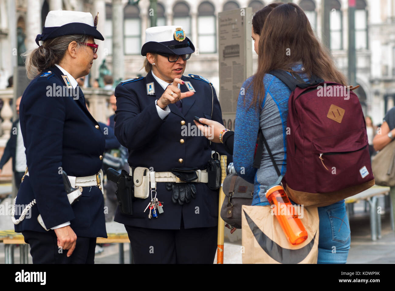 Venezia, Italia - il 6 ottobre , 2017: donne in uniforme di consigliare i turisti, VENEZIA Foto Stock