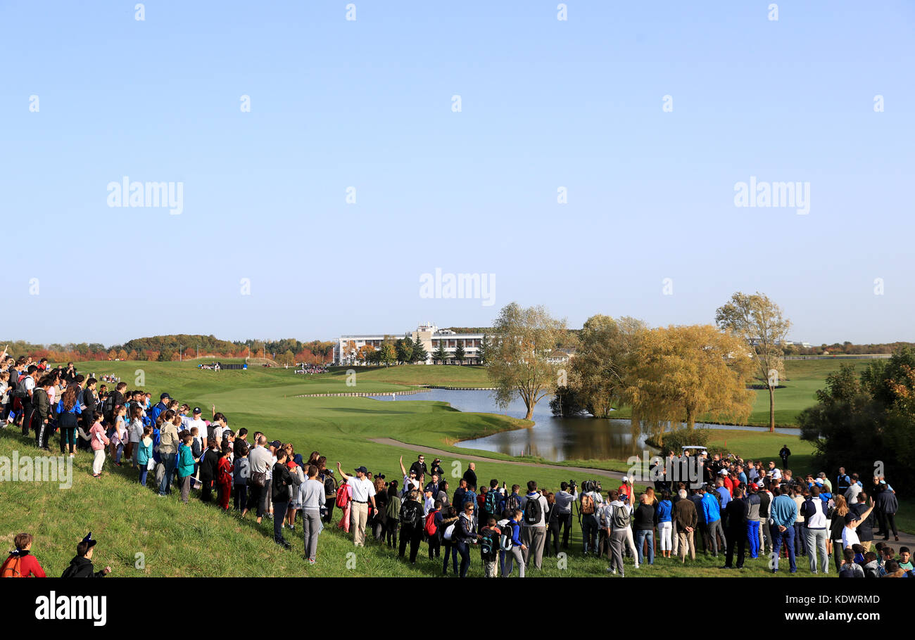 Concorrenti della Junior Ryder Cup sul 18° tee durante un evento mediatico davanti alla Ryder Cup 2018 a le Golf National, Parigi. Foto Stock