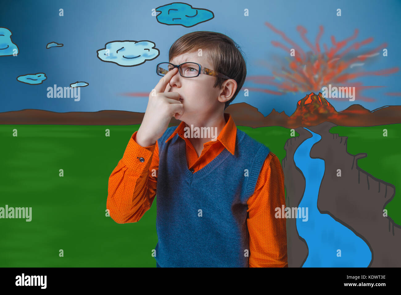 Teen boy retrò si raddrizza il dito bicchieri guarda upwa Foto Stock