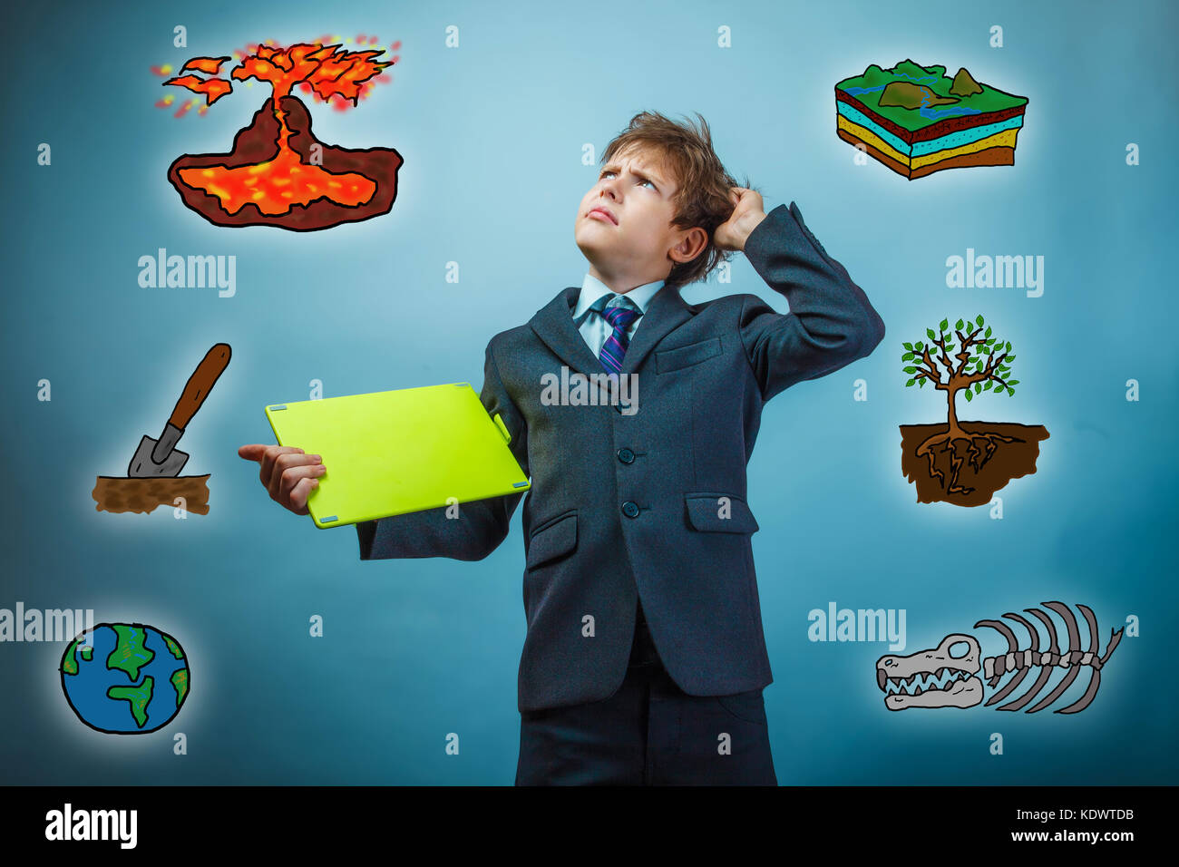 Teen boy imprenditore tenendo un tablet e graffi la sua testa sci Foto Stock