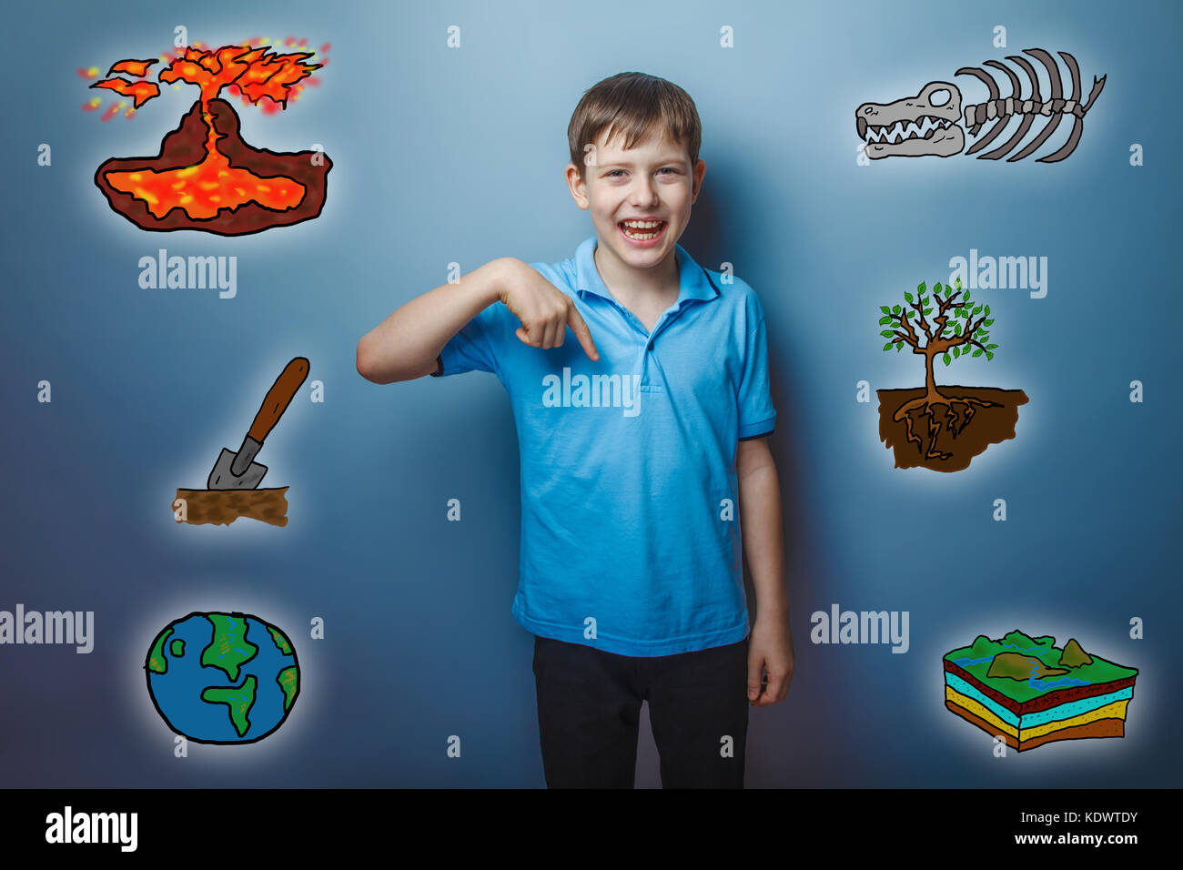 Teen boy ridendo e puntando il dito verso la scienza geolog Foto Stock