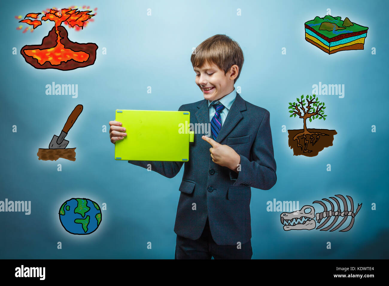 Teen boy ridere imprenditore rivolta verso il tablet scienza geo Foto Stock