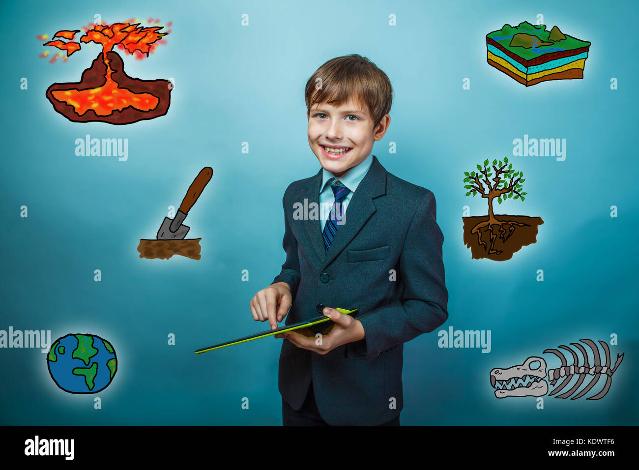 Teen boy imprenditore sorridente in mano trattiene compressa fun science ge Foto Stock