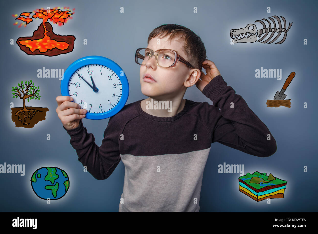 Teen boy con bicchieri di graffiare la sua testa chiedendo la scienza di g Foto Stock