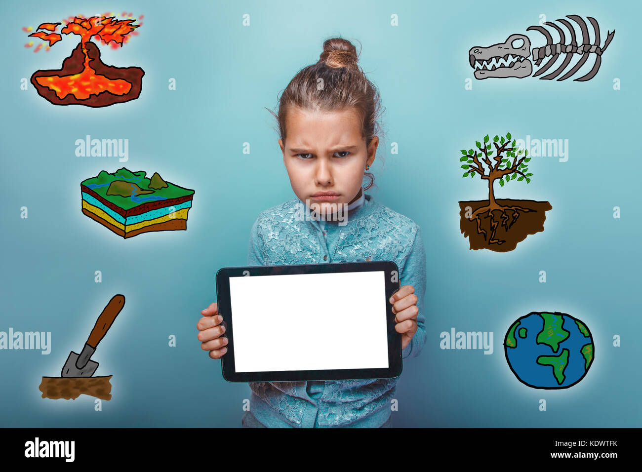 Teen ragazza tenendo un tablet nelle mani di buon occhio la geologia scienza Foto Stock