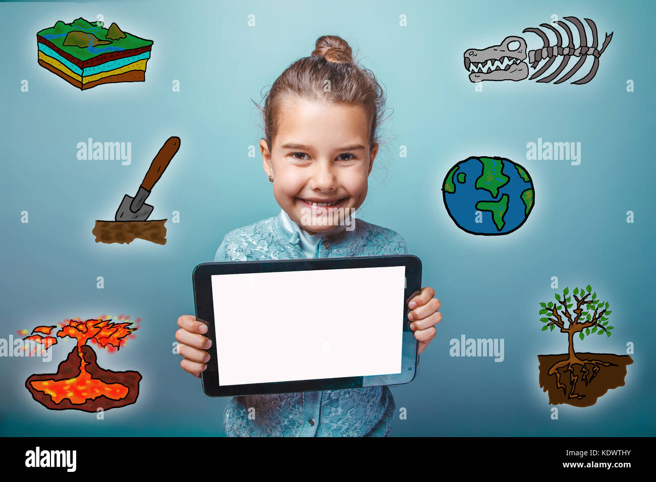 Teen ragazza sorridente e tenendo le mani tablet scienza geologia sketc Foto Stock