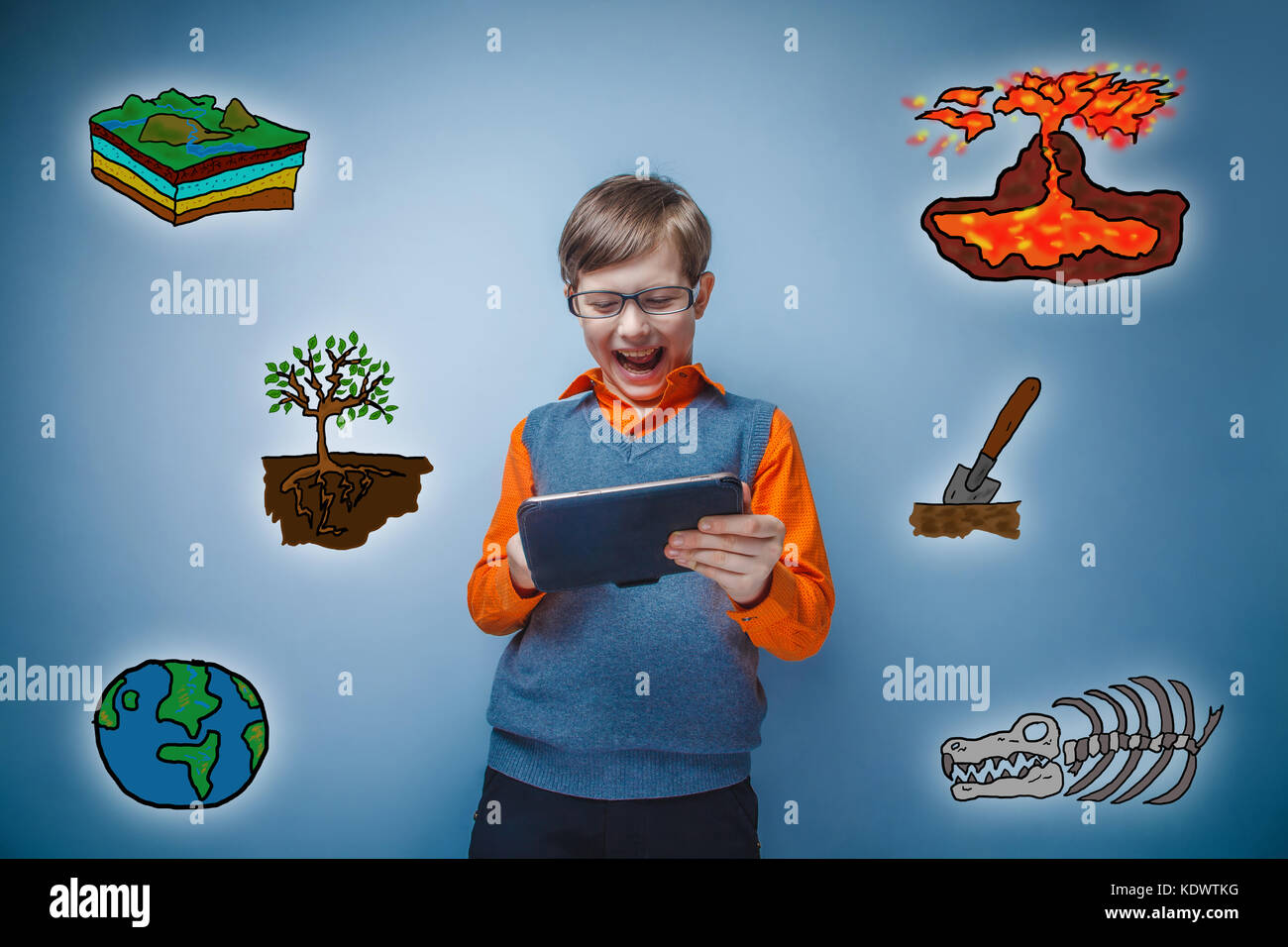 Ragazzo adolescente in bicchieri di ridere lavorando sul tablet di scienza Foto Stock