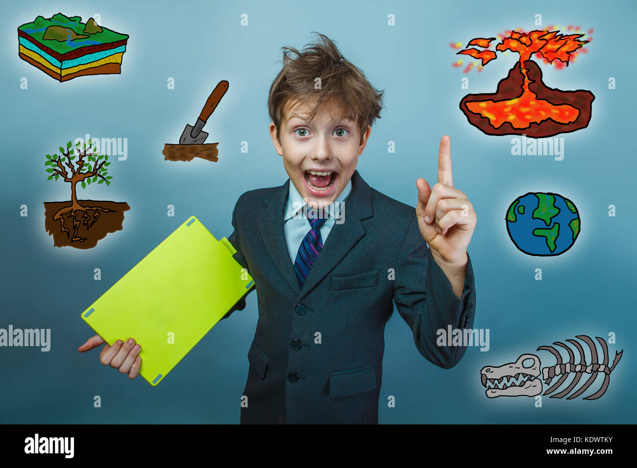 Ragazzo adolescente urlando imprenditore tenendo un tablet la scienza di ge Foto Stock
