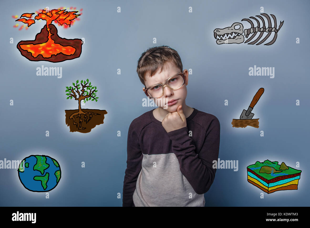 Ragazzo adolescente con gli occhiali pensieroso mento puntellato sul suo pugno sci Foto Stock