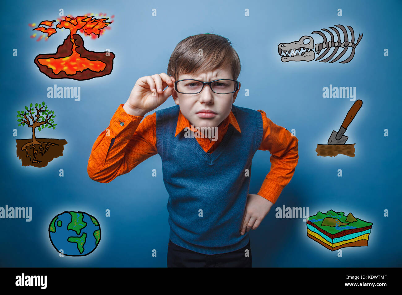 Ragazzo adolescente squinted guardando avanti tenendo gli occhiali scienza ge Foto Stock