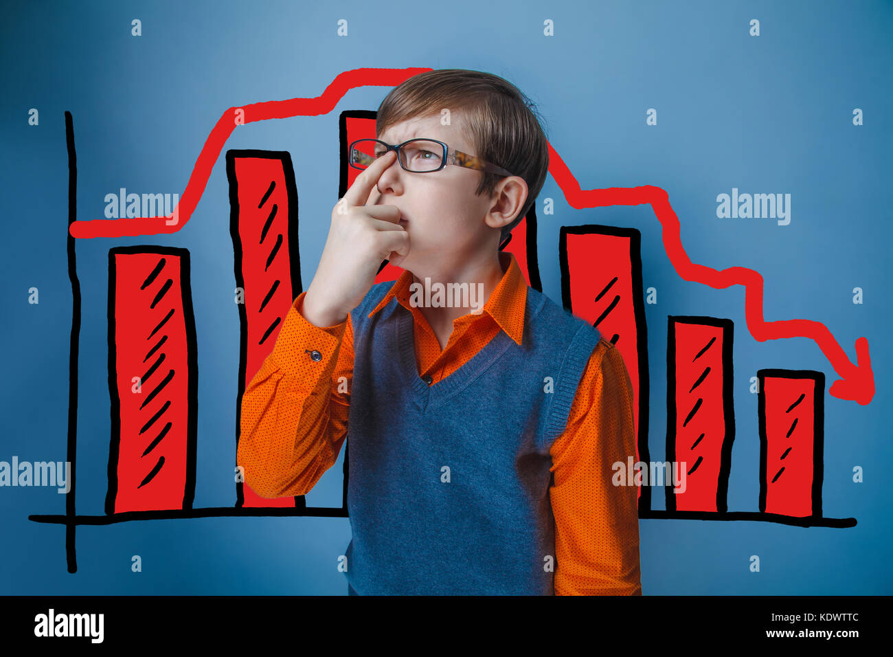 Teen boy trattiene il suo dito bicchieri imprenditore crisi grafico decli Foto Stock