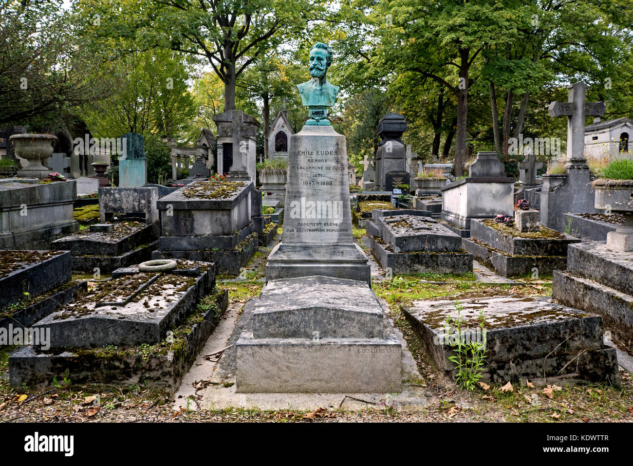 La tomba di Emile Eudes (1843-88) completare con un busto in bronzo da Tony Noël (1845-1909) nel cimitero di Pere Lachaise di Parigi, Francia. Foto Stock