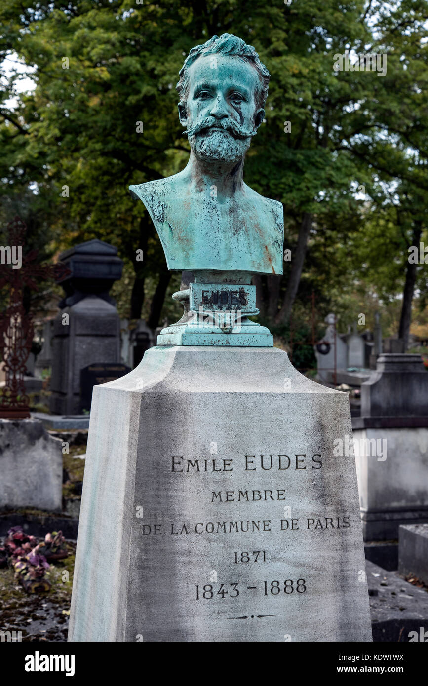 La tomba di Emile Eudes (1843-88) completare con un busto in bronzo da Tony Noël (1845-1909) nel cimitero di Pere Lachaise di Parigi, Francia. Foto Stock