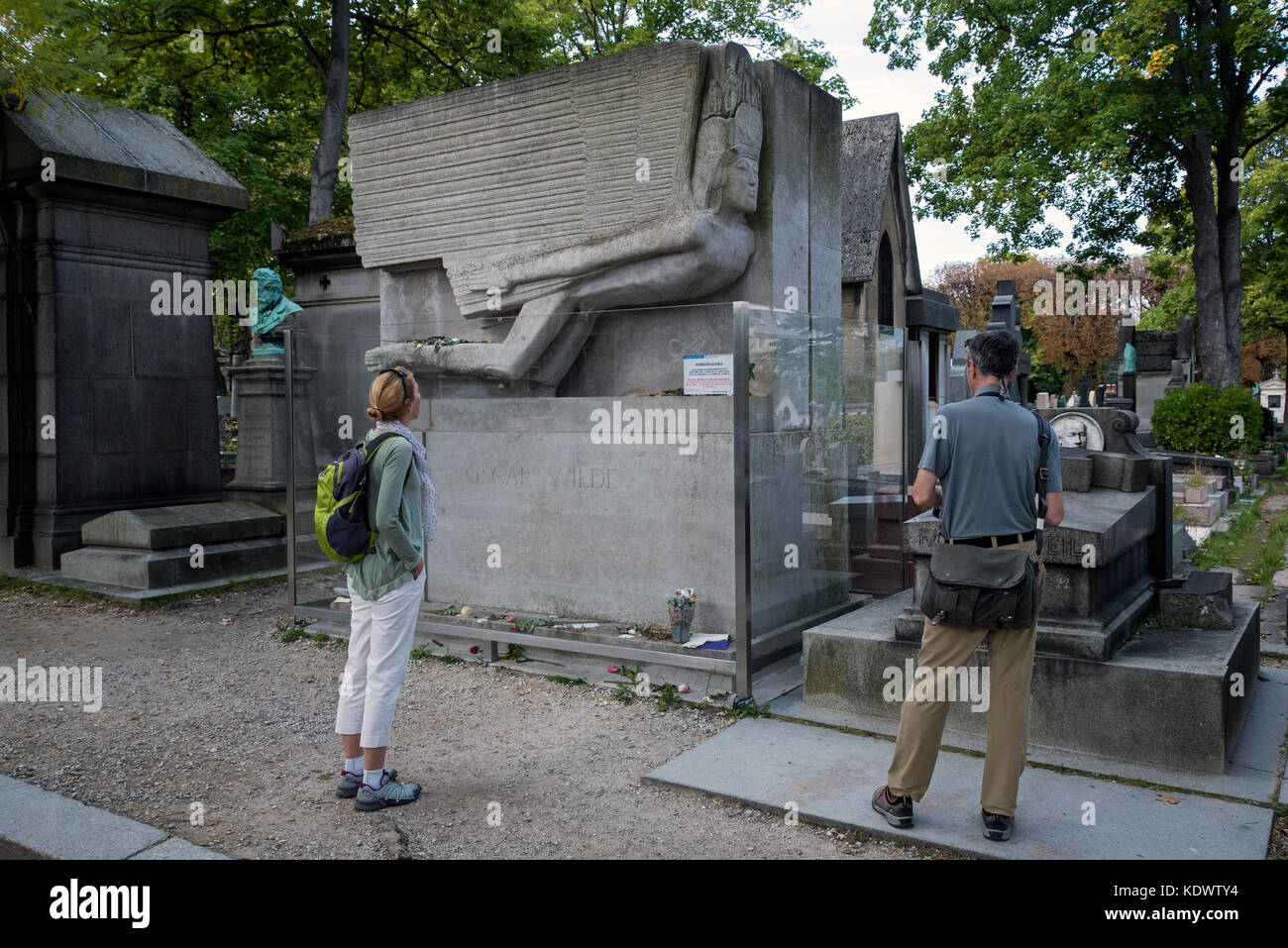 Turisti visitano la tomba di Oscar Wilde nel cimitero di Pere Lachaise di Parigi, Francia Foto