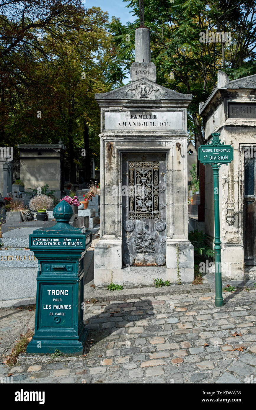 La tomba di famiglia di Amand Juiliot con casella di poveri e segno indicante la posizione come Avenue principale, 1° Divisione nel cimitero di Pere Lachaise di Parigi. Foto Stock