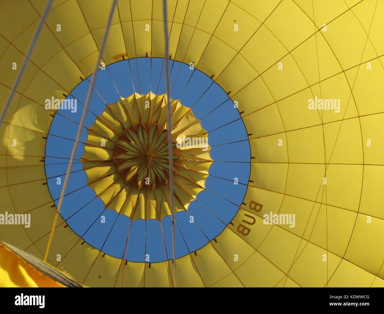 I Ballons ad aria calda che volano sul cielo della Cappadocia, Turchia. Foto Stock