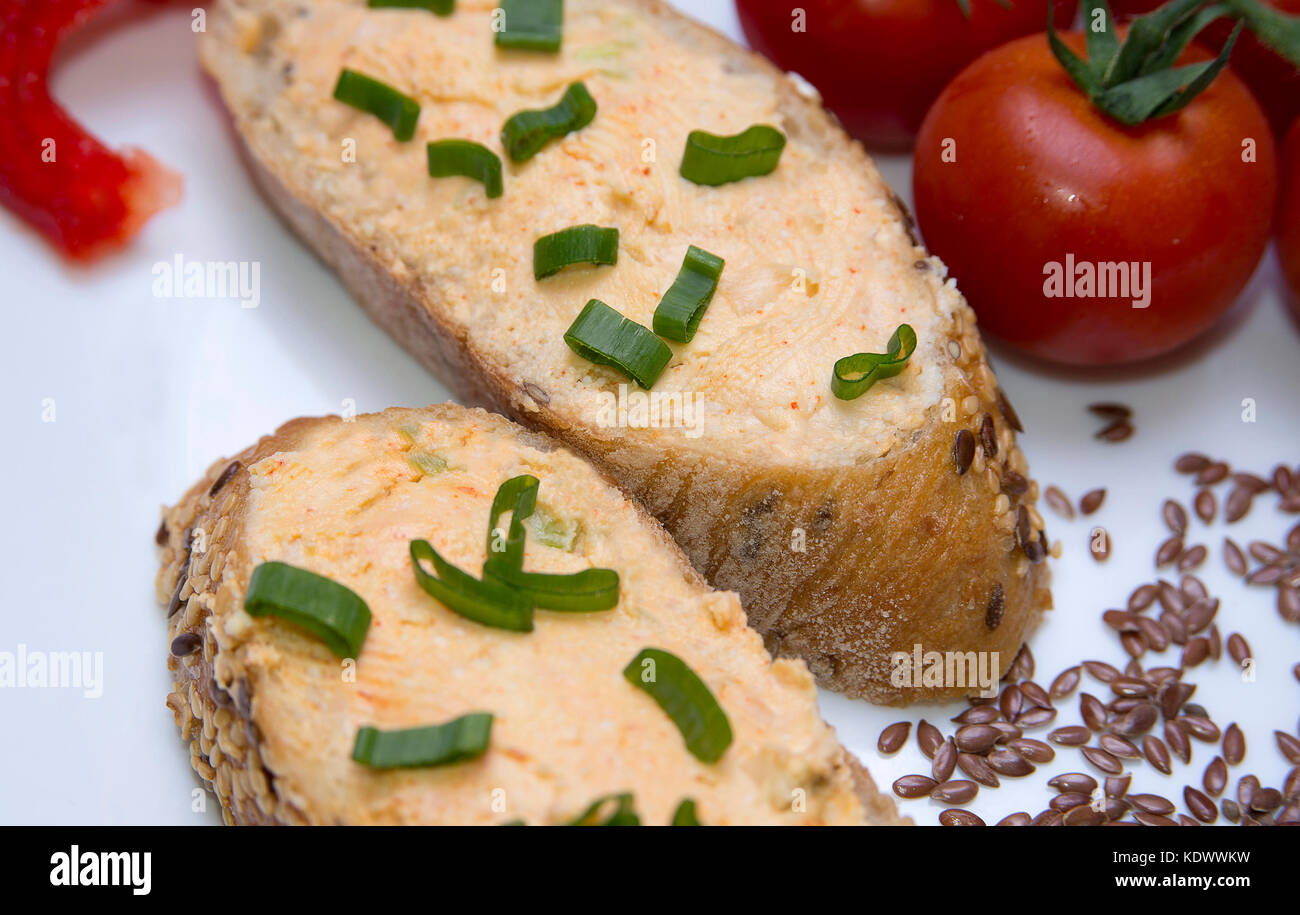 Aglio fatti in casa la crema di formaggio con pepe rosso e fresca giovani onion per il pane Foto Stock