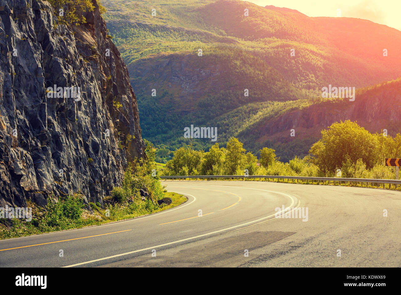 La volta della strada di montagna. La guida su una strada di montagna. La bellissima natura della Norvegia Foto Stock