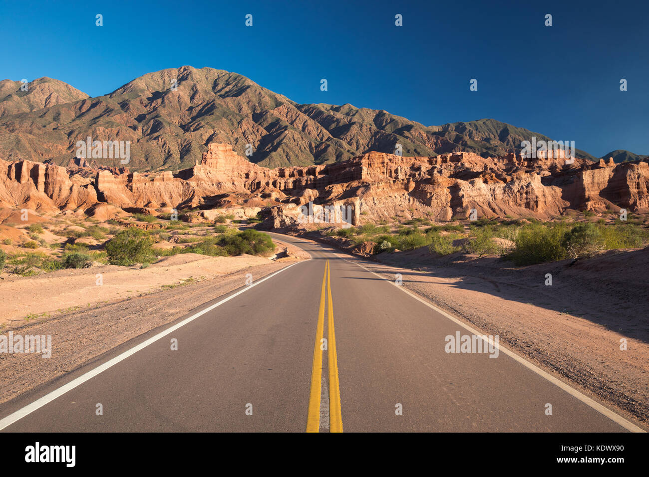 La strada verso il basso la quebrada de la conches, Valles Calchaquies, provincia di Salta, Argentina Foto Stock