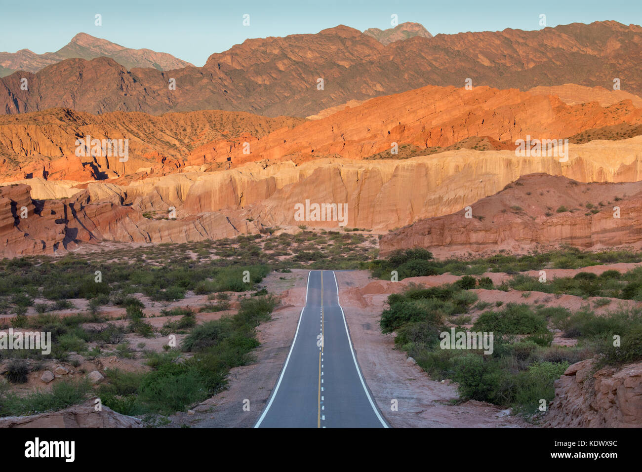 La strada verso il basso la Quebrada de la Conches, Valles Calchaquies, Provincia di Salta, Argentina Valles Calchaquies, Provincia di Salta, Argentina Foto Stock