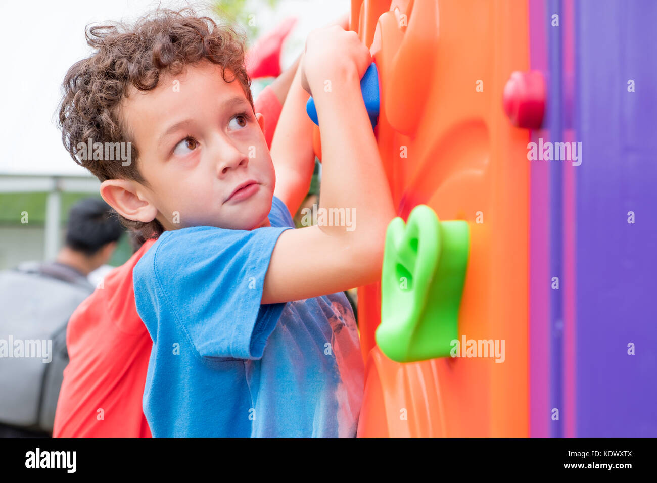 Kid boy divertirsi a giocare con i bambini il giocattolo di arrampicata a scuola parco giochi,torna alla attività della scuola Foto Stock