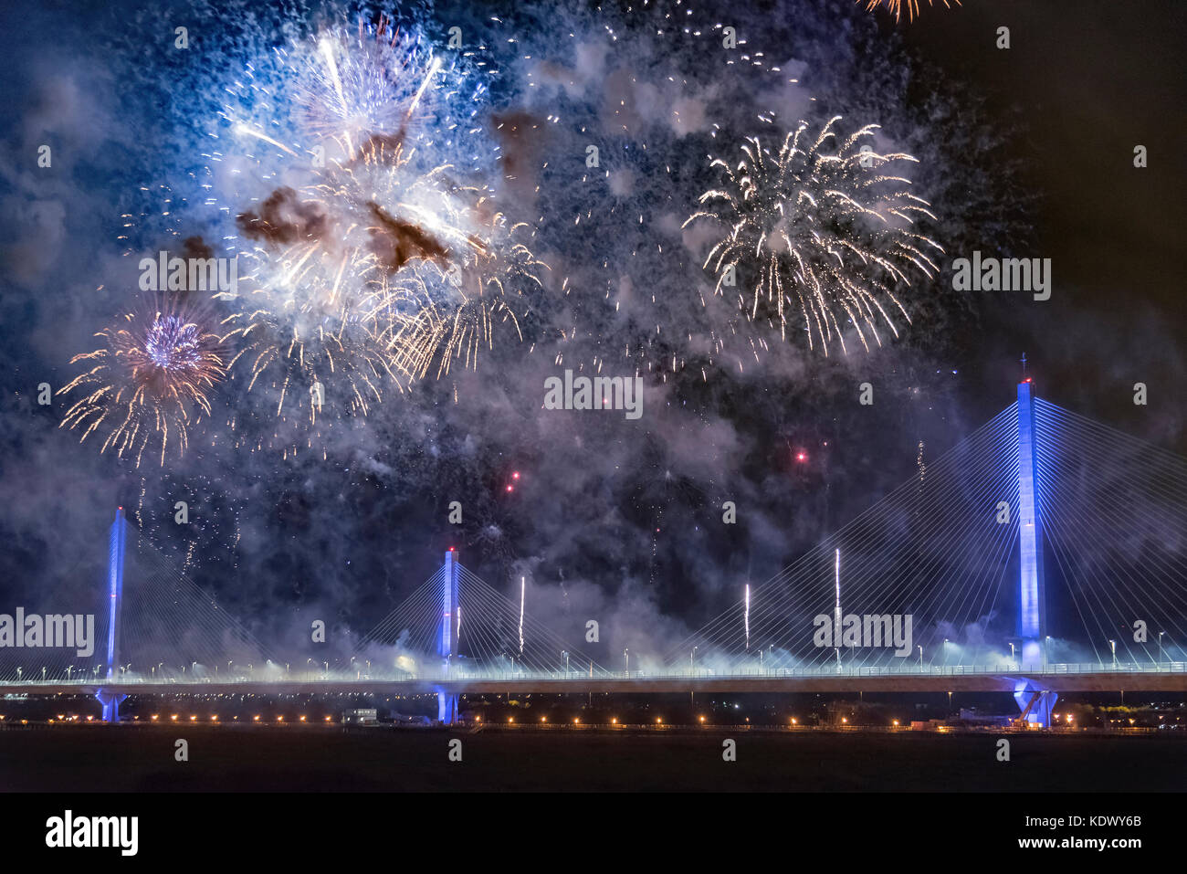 Widnes Regno Unito. 13 ottobre. 2017.Il nuovo Gateway Mersey ponte che attraversa il fiume Mersey immersi nella luce di uno spettacolo di fuochi d'artificio per contrassegnarlo' Foto Stock