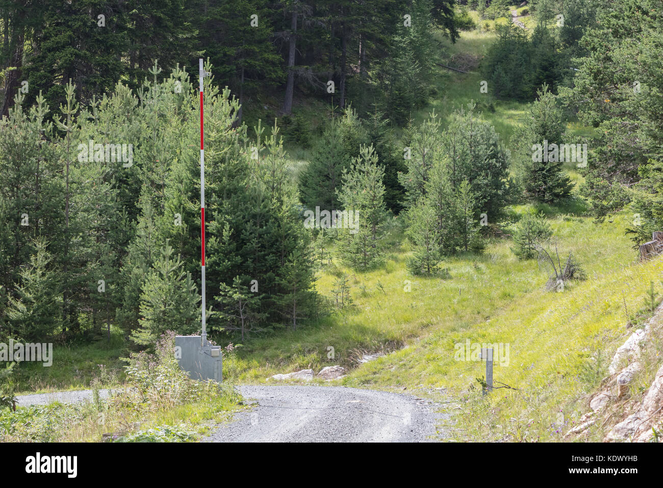 Aprire barriera stradale su una strada nelle alpi Foto Stock