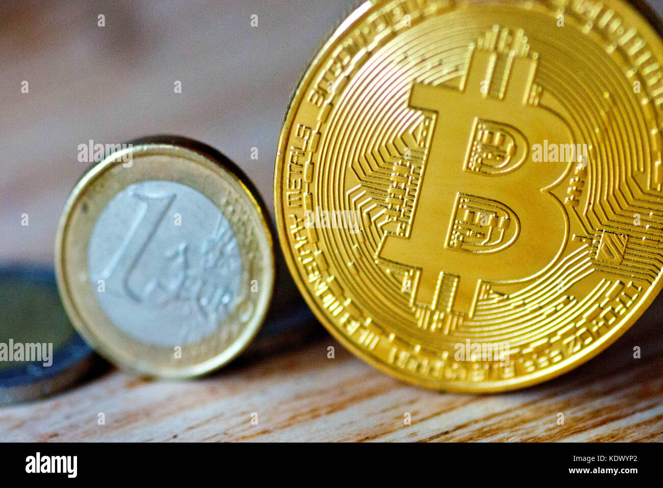 Replica Bitcoin e una moneta da euro Foto Stock