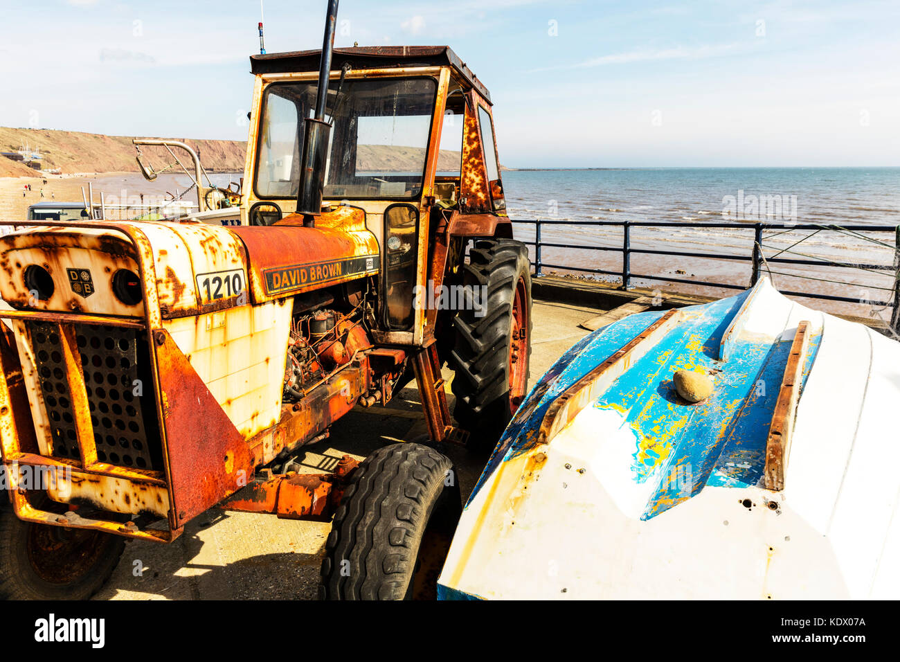 Rusty trattore utilizzato sulla spiaggia per tirare fuori le barche, trattore arrugginito, DAVID BROWN trattore 1210 vecchio trattore, antico trattore, arrugginimento trattore, trattori, Foto Stock