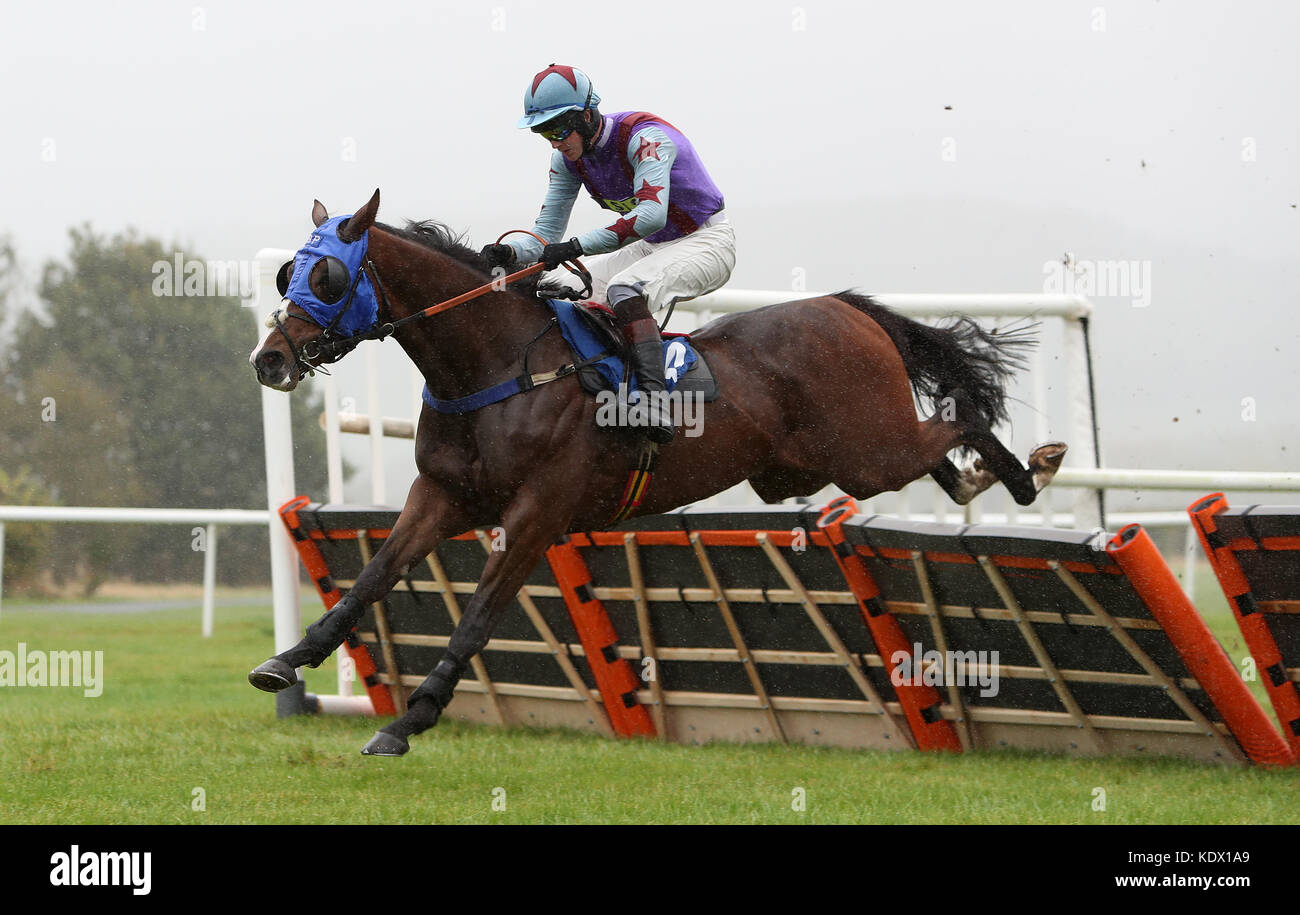 Phoenix Dawn guidato da Brendan Powell nel Queen Elizabeth Humanities College Racing to School Juvenile Maiden hindle presso l'ippodromo di Ludlow. Foto Stock