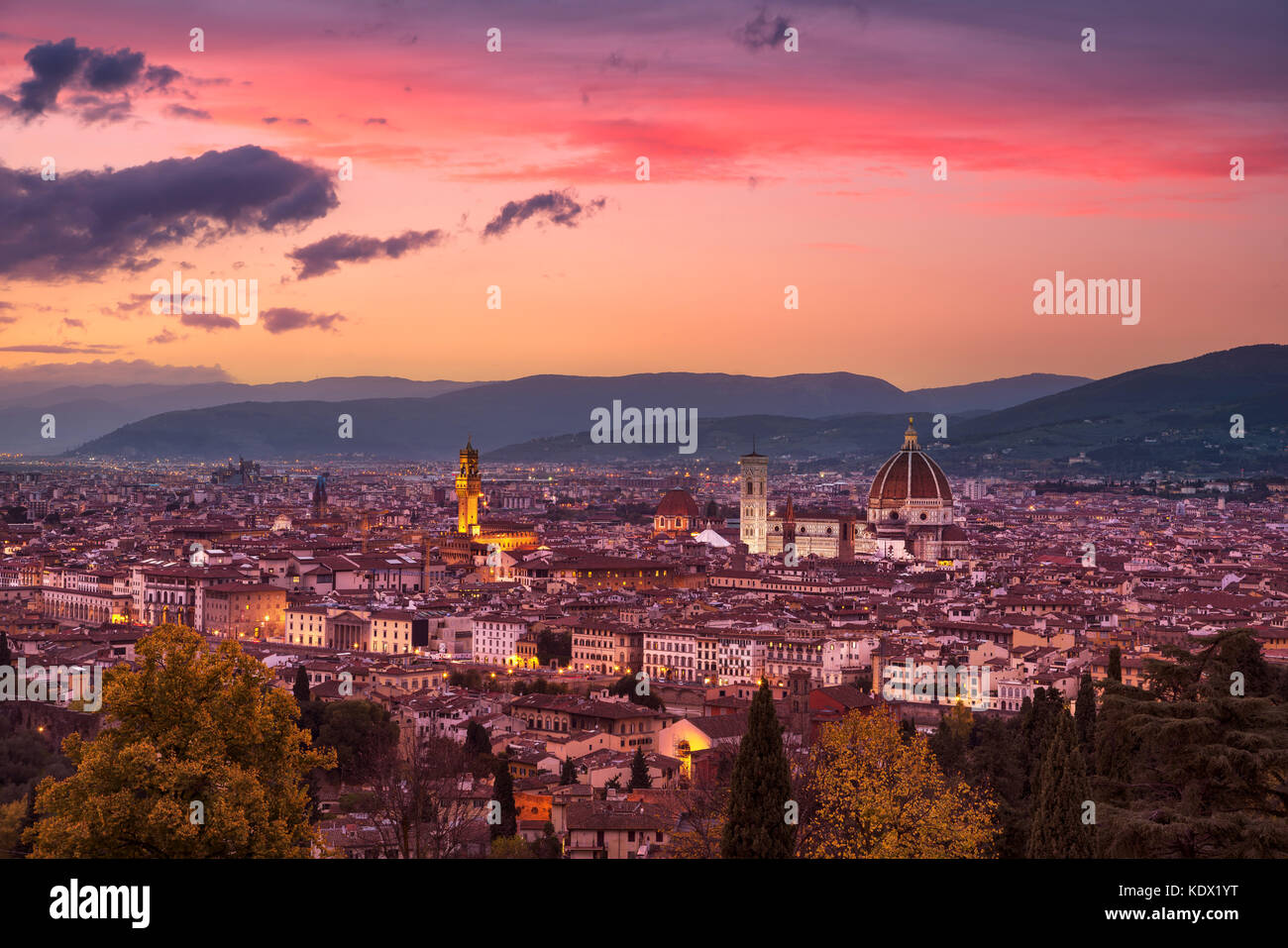Firenze o Firenze tramonto paesaggio urbano dell'antenna. Palazzo Vecchio e il Duomo. Toscana, Italia Foto Stock