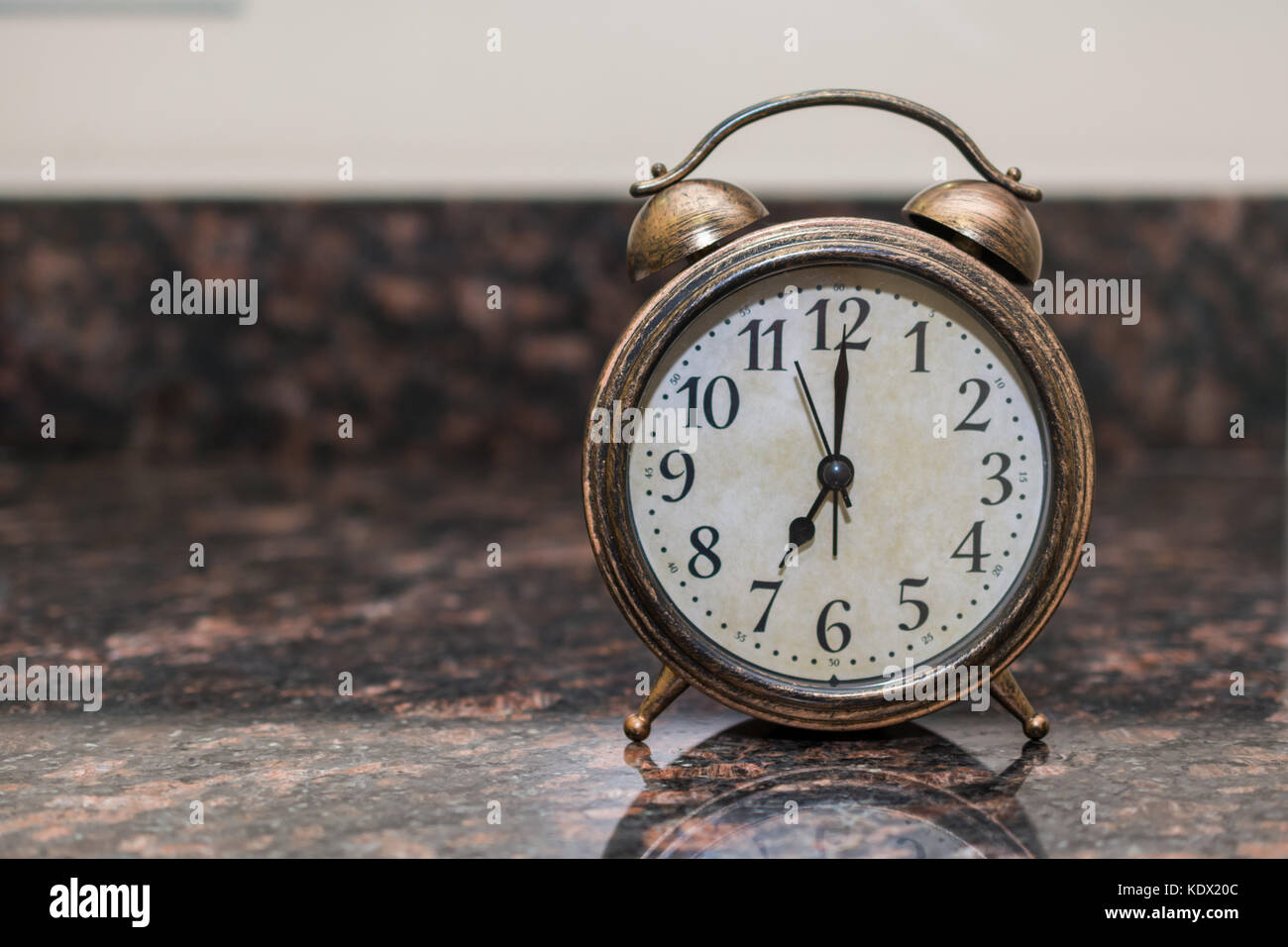 Vintage sveglia su un sfondo di marmo alle 7 sul quadrante di un orologio Foto Stock