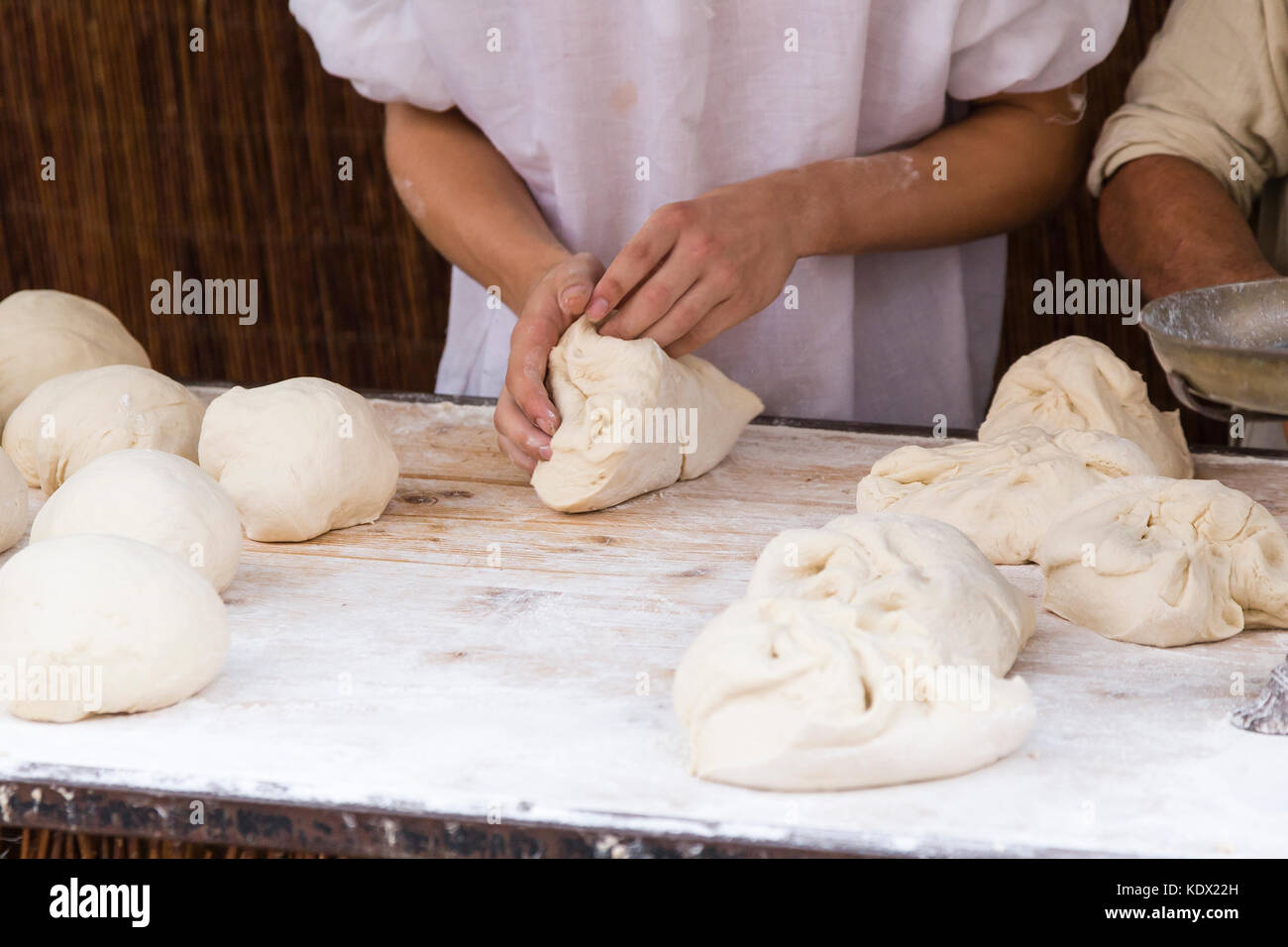 Donna mani impastare il pane su una tavola di legno Foto stock - Alamy
