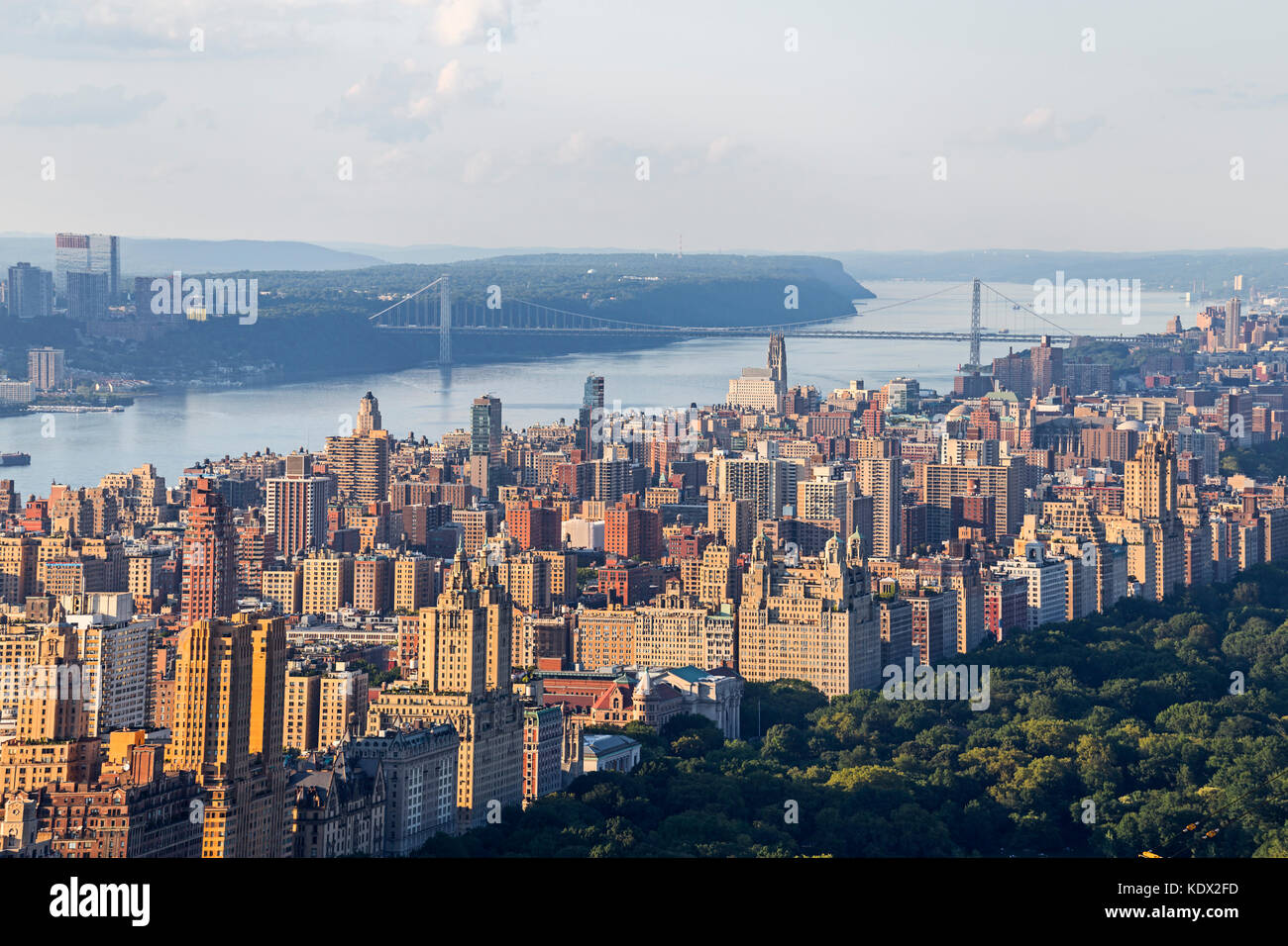 Vista aerea di upper west e George Washington Bridge in Manhattan, NY, Stati Uniti d'America Foto Stock