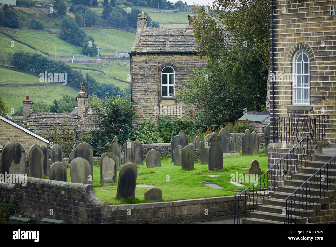 Pennines village, Haworth nel West Yorkshire, Inghilterra. Hall Verde chiesa battista cimitero Foto Stock