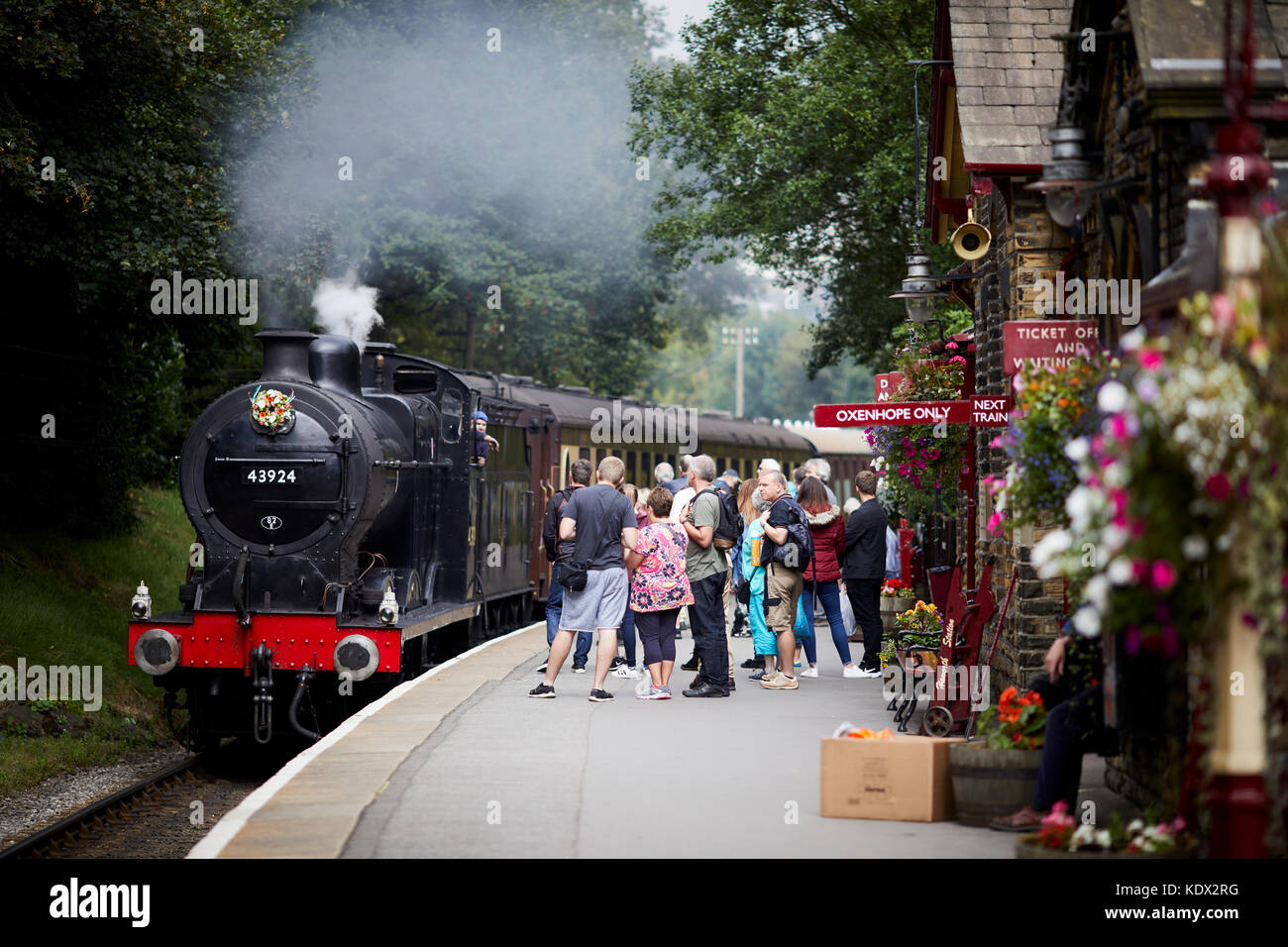 Pennines village, Haworth nel West Yorkshire, Inghilterra. 4F 0-6-0 43924 conserve di motore a vapore sul Keighley e Worth Valley Railway Foto Stock