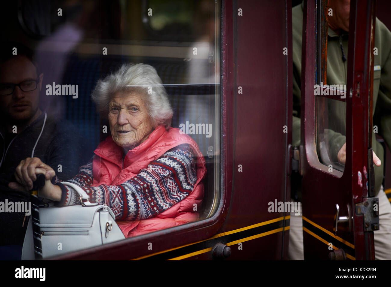 Pennines village, Haworth nel West Yorkshire, Inghilterra. passeggero godendo di una corsa o le conserve di Keighley e Worth Valley Railway Foto Stock