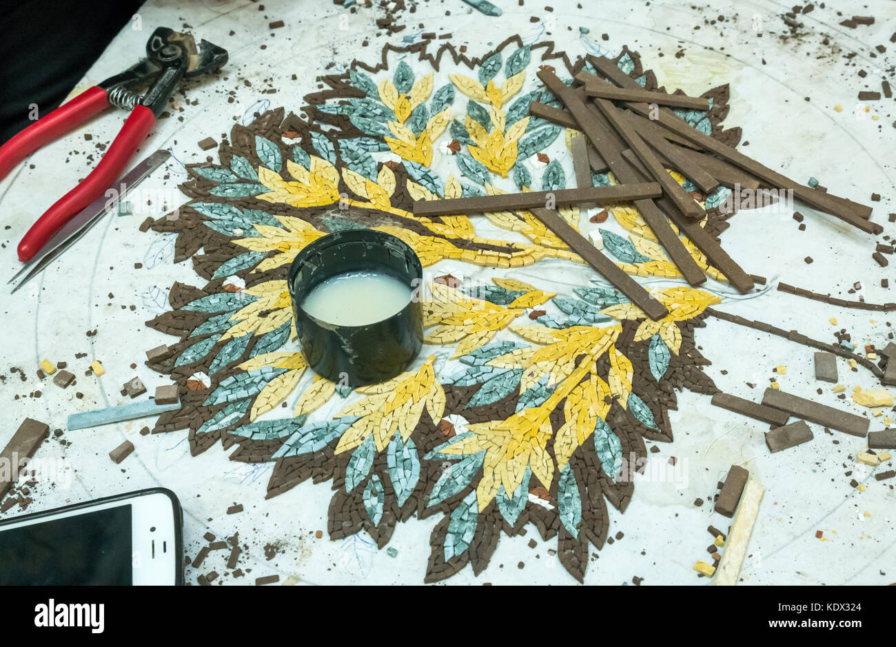 Close up intricato albero della vita lavoro di mosaico, Madaba mosaic e laboratorio artigianale, utilizzando colori naturali pietre locali, Giordania, Medio Oriente Foto Stock