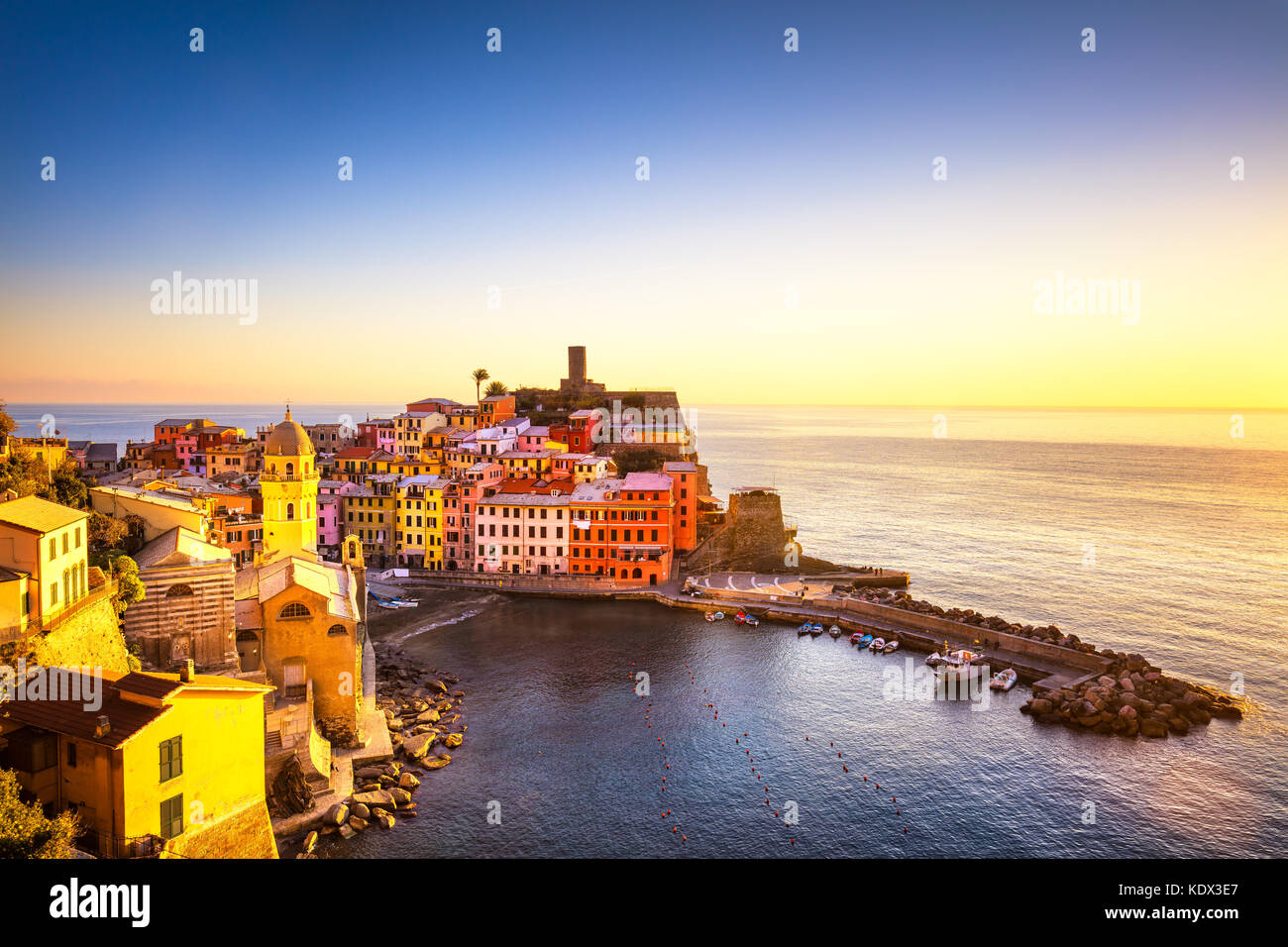 Villaggio di Vernazza, vista panoramica sul tramonto rosso. Parco Nazionale delle cinque Terre, Liguria Italia Europa. Foto Stock