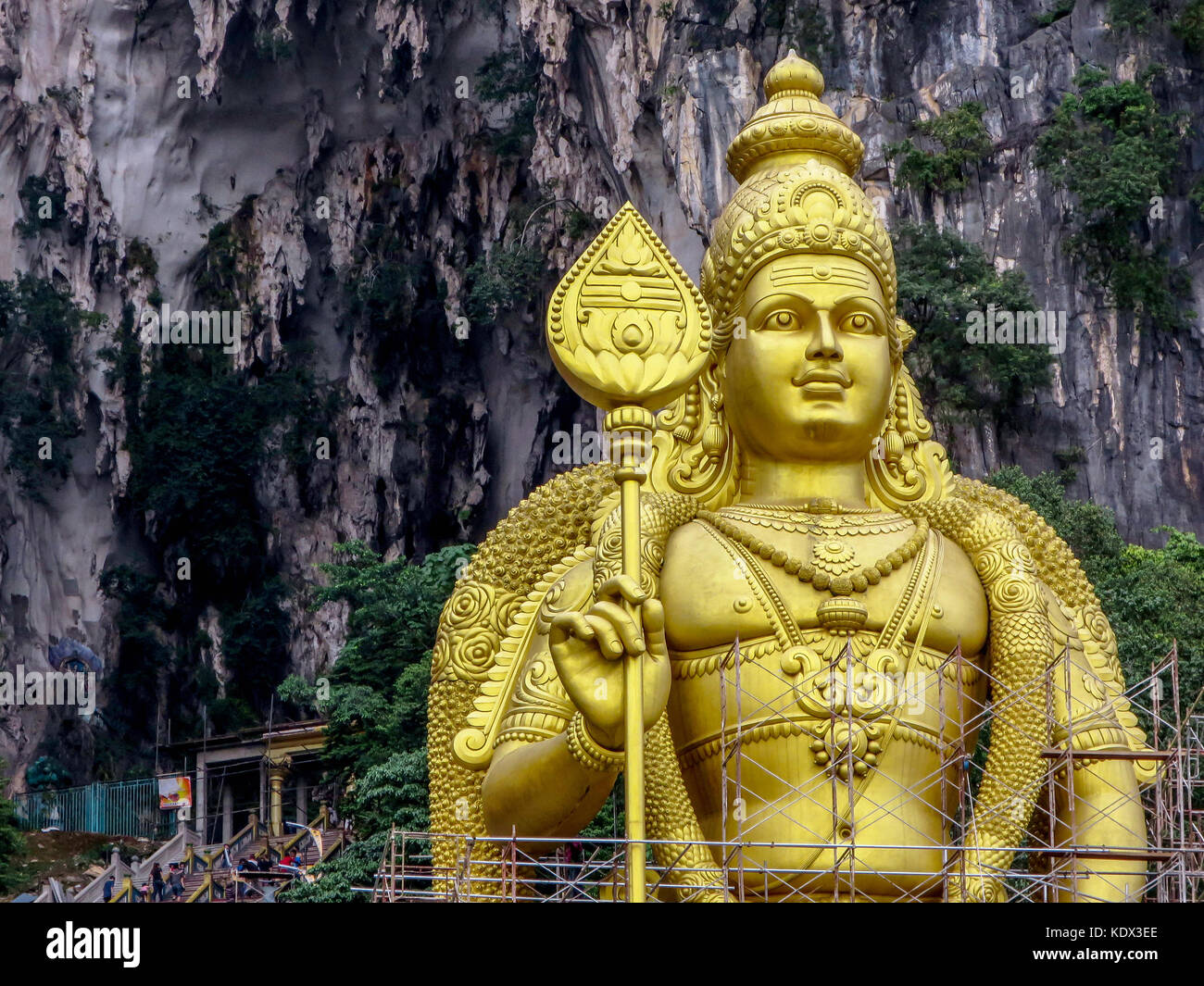 Il mondo secondo più alto statua del signore Murugan, il dio indù della guerra,sorge appena fuori l'ingresso Grotte Batu in Gombak, Selangor, Malaysia. Foto Stock