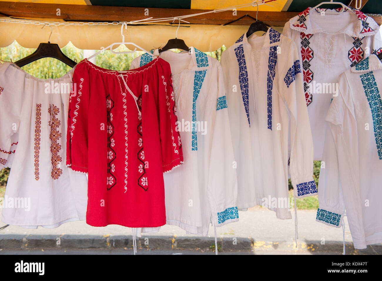 Il rumeno costumi tradizionali, magliette sulle staffe Foto Stock