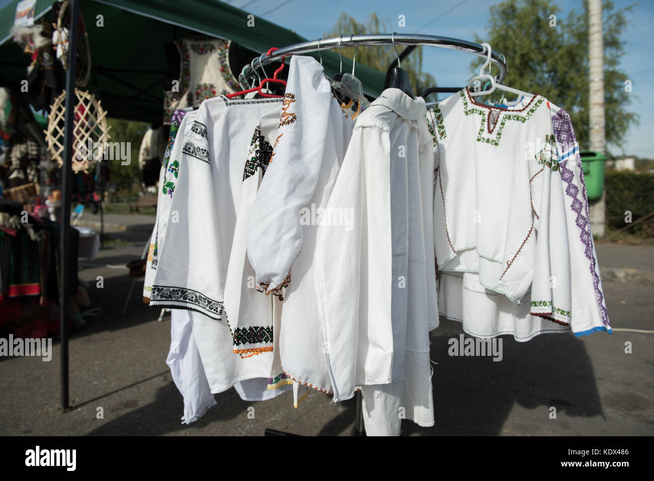 Rumeno tradizionale costume, camicie bianche su appendiabiti Foto Stock